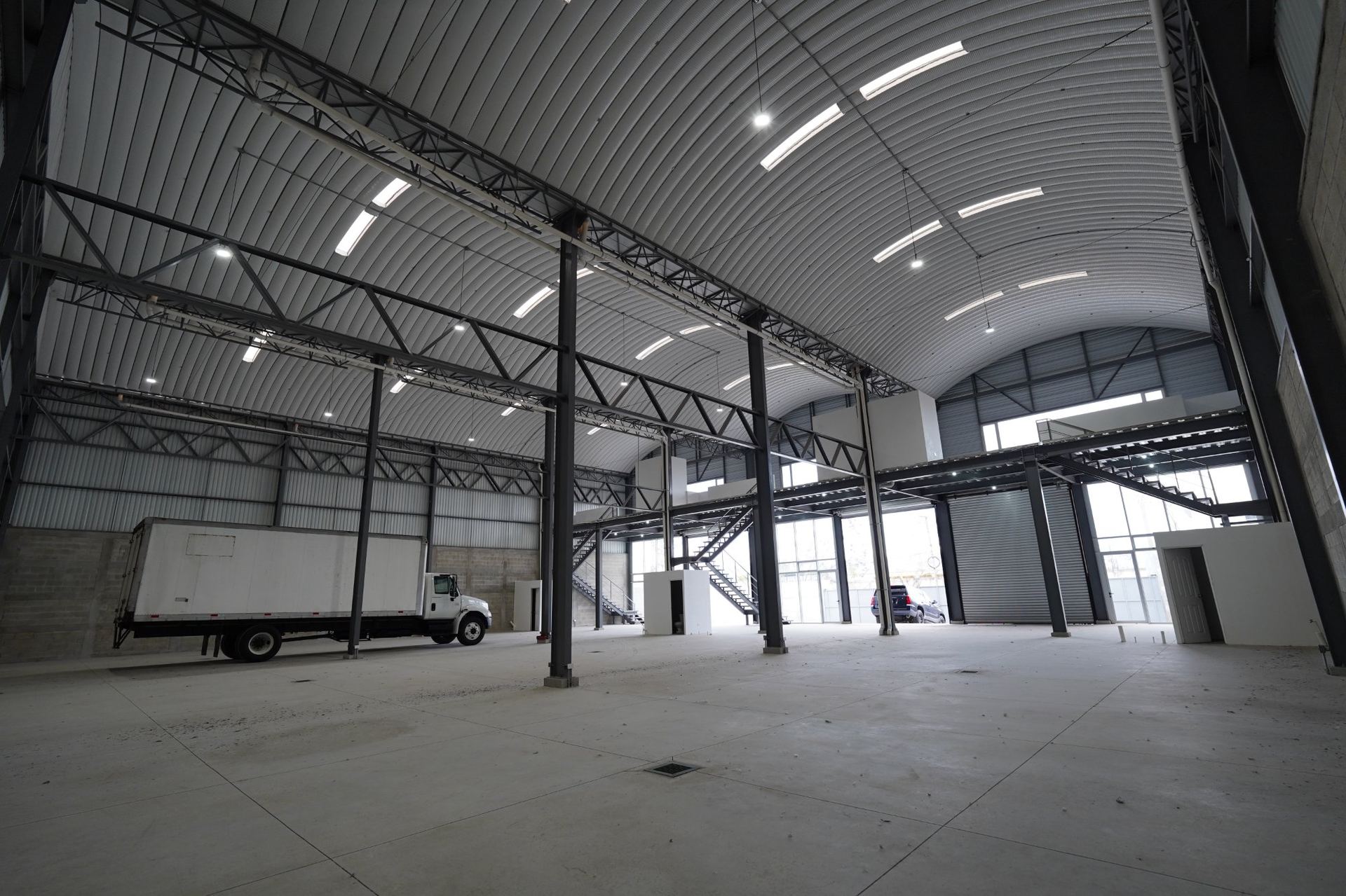 Detalle arquitectónico — escalera y muro de vidrio