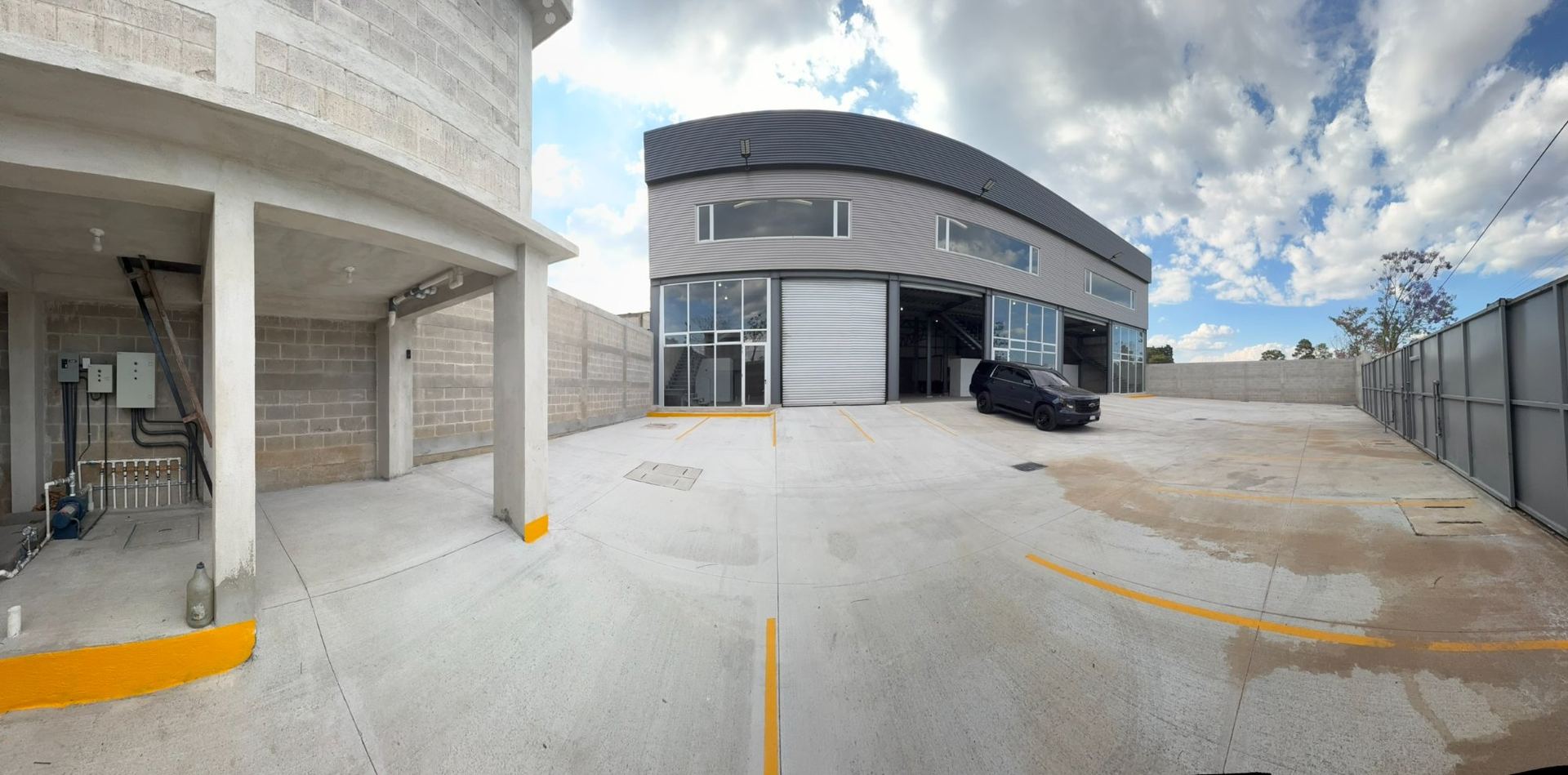 Fachada curva única — arquitectura industrial premium