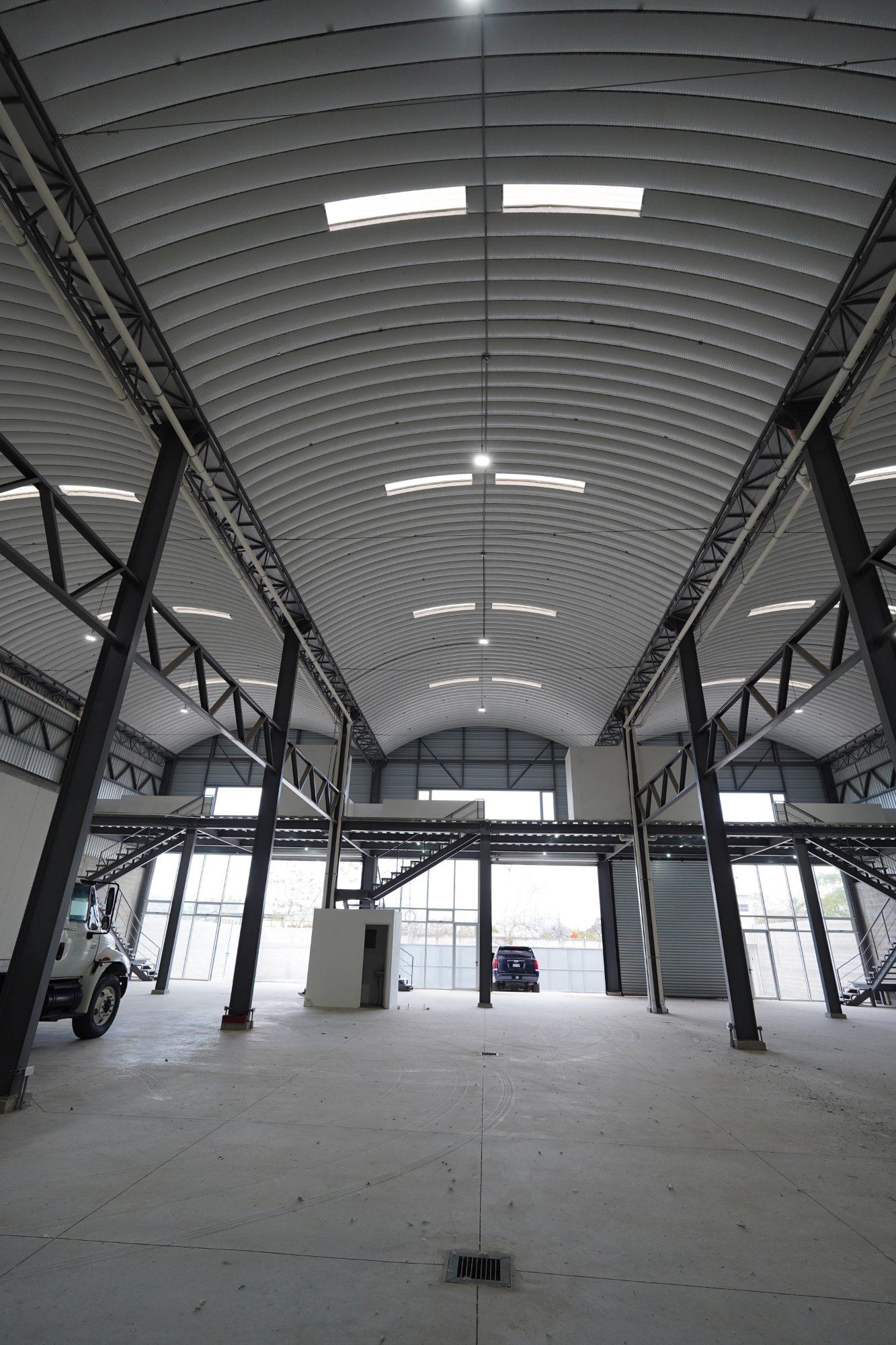 Interior bodega — altura de bóveda y estructura WF